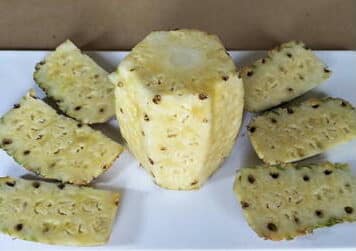 パイナップルの皮を身に沿って全て剥ぐ